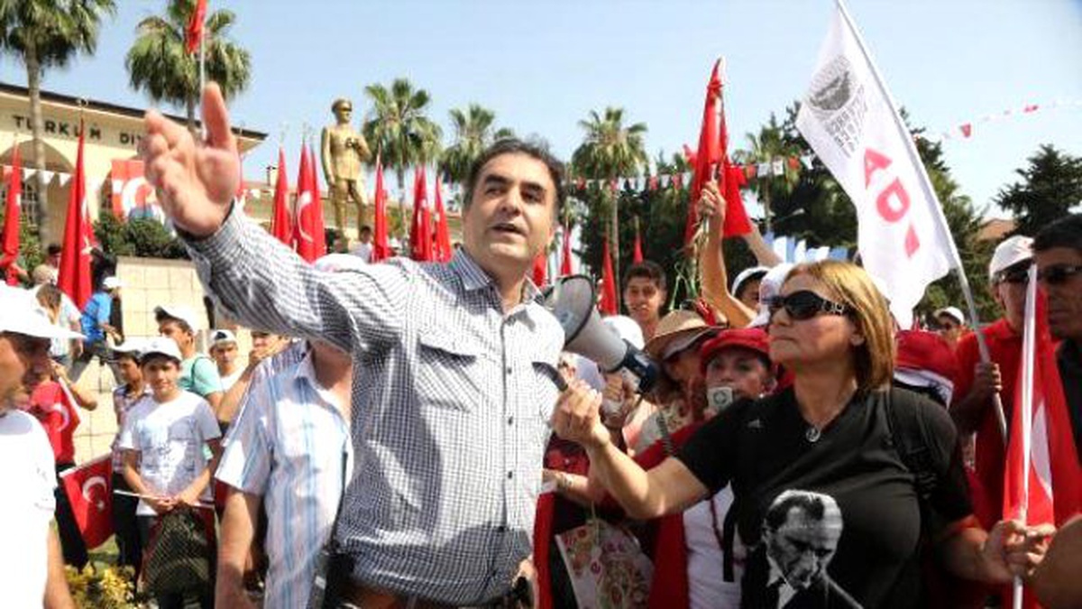 Mersin\'de 19 Mayıs Kutlamalarında \'Atatürk Posteri\' Krizi
