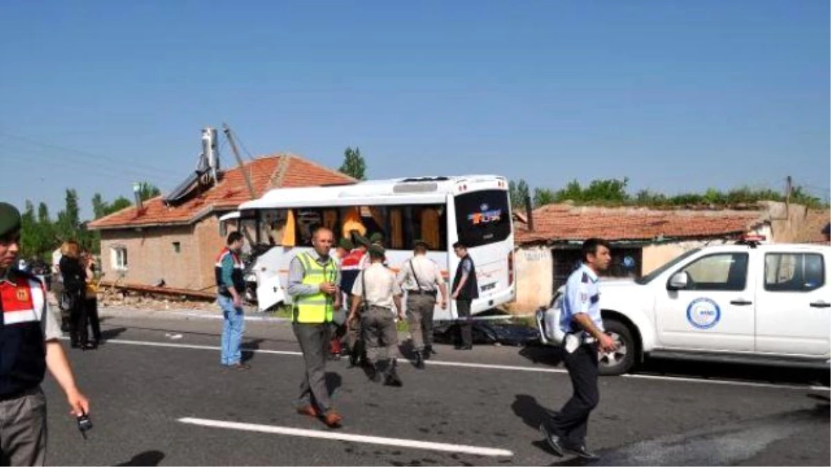 Midibüs Devrildi: 1 Öğretmen Öldü, 15 Öğrenci Yaralı