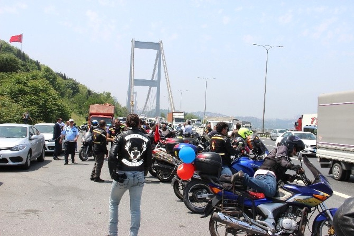 Motorculardan Fsm Köprüsünde Geçiş Ücretleri Protestosu