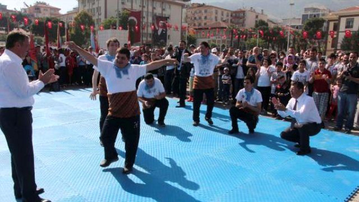 Otizmli Gençler Protokol ile Kolbastı Oynadı