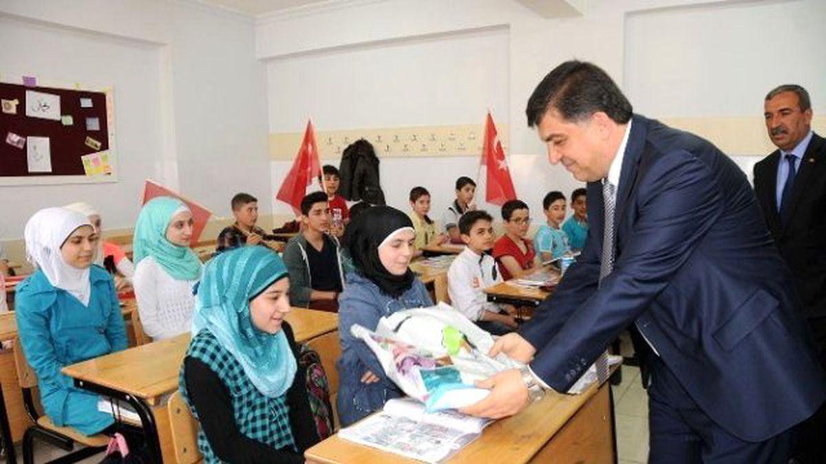Şehitkamil Belediyesi\'nden 700 Suriyeli Öğrenciye Kırtasiye Yardımı