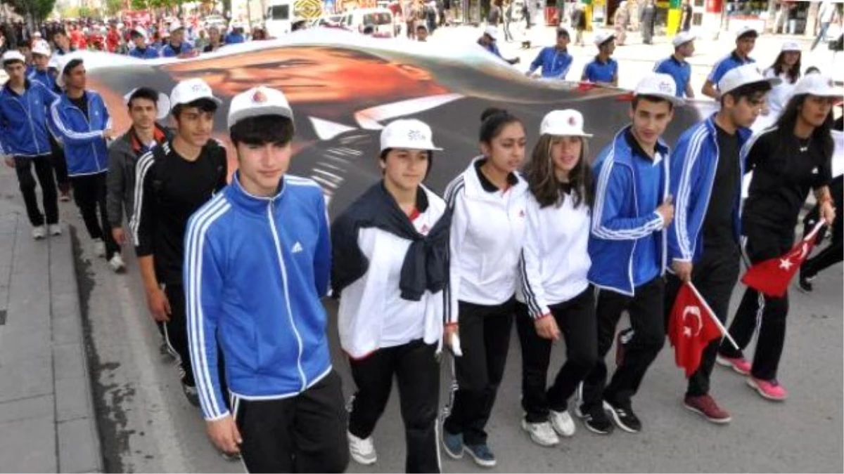 Sivas\'ta Gençler Bayramı Kutladı