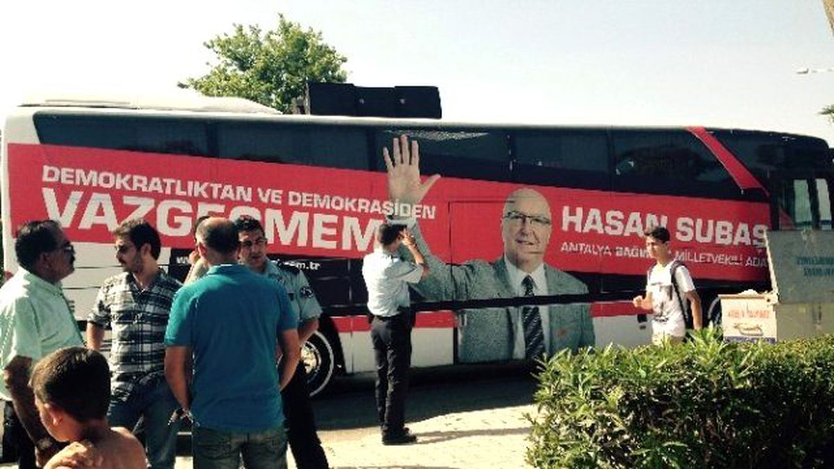 Subaşı\'nın Seçim Otobüsüne Taşlı Saldırı