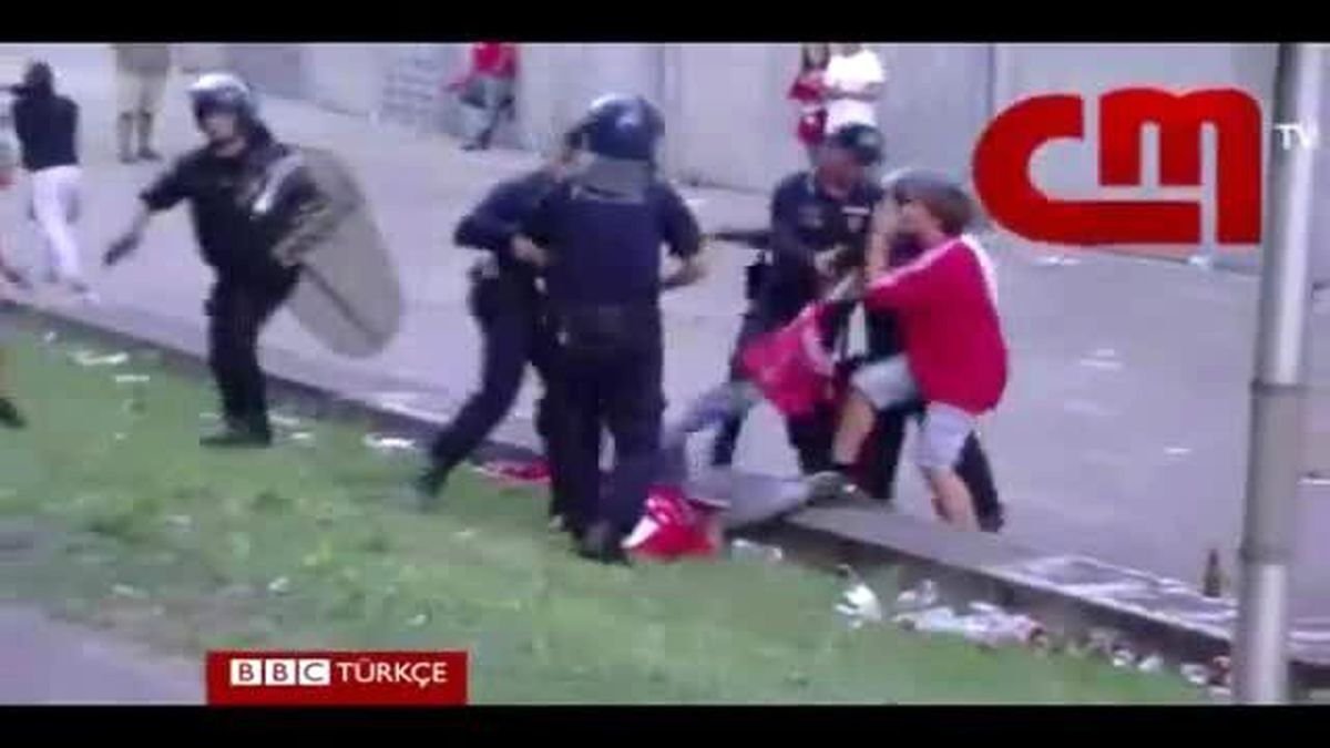 Taraftara Çocuklarının Gözü Önünde Polis Dayağı