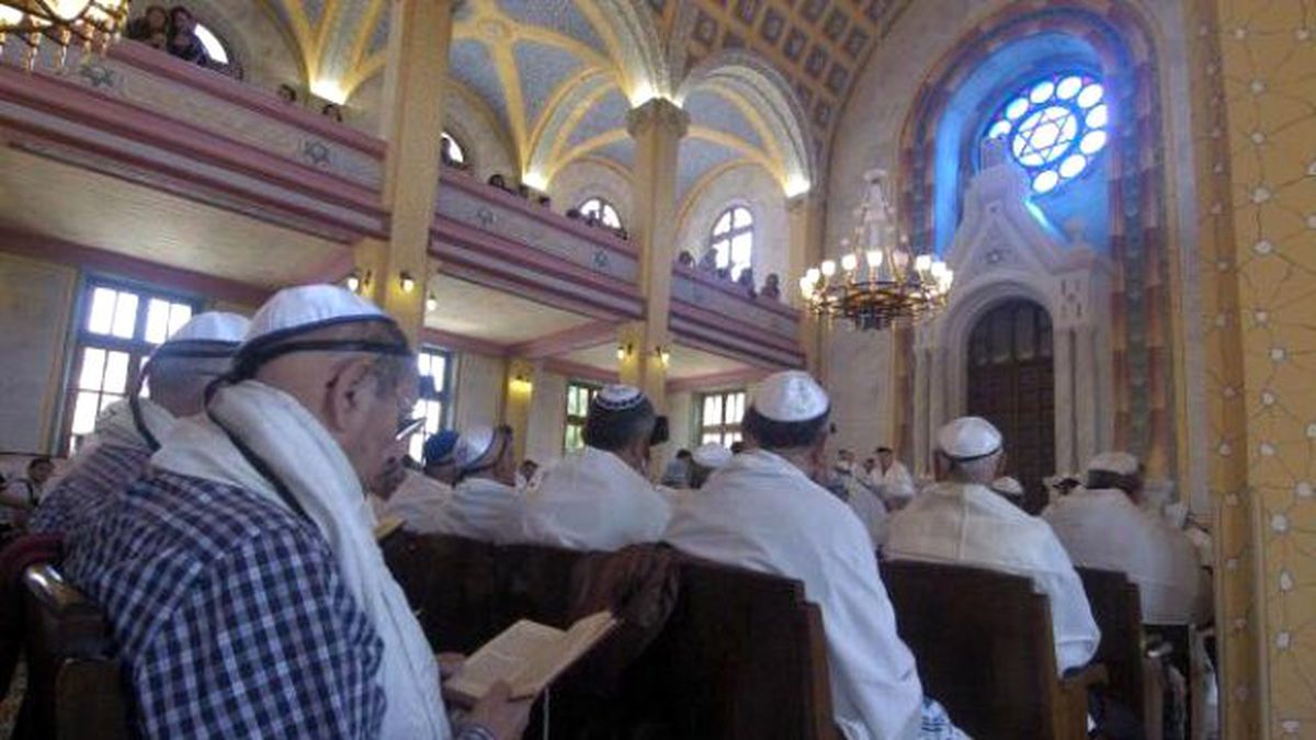 Tarihi Sinagoga Ziyaretçi Akını