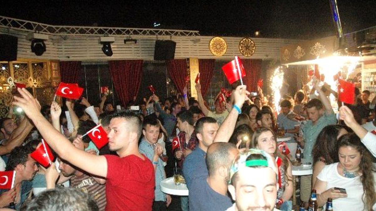 Türk Bayrağı ile Eğlendiler