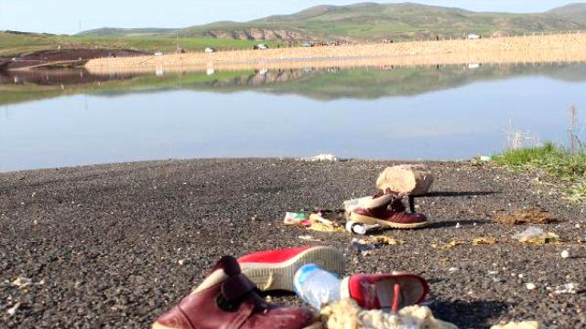 Uyarı Levhası Olmayan Yolda Otomobil Gölete Girdi: 4 Ölü, 1 Kayıp