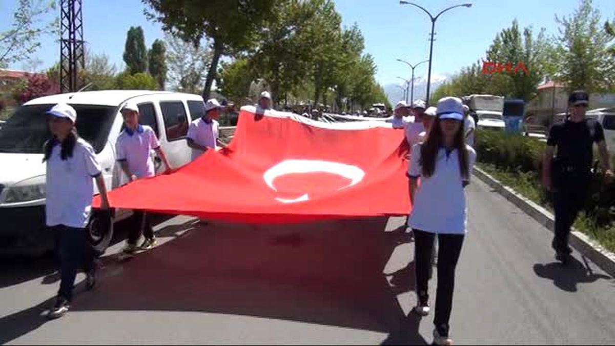 Van, Hakkari ve Bitlis\'te 19 Mayıs Coşkusu
