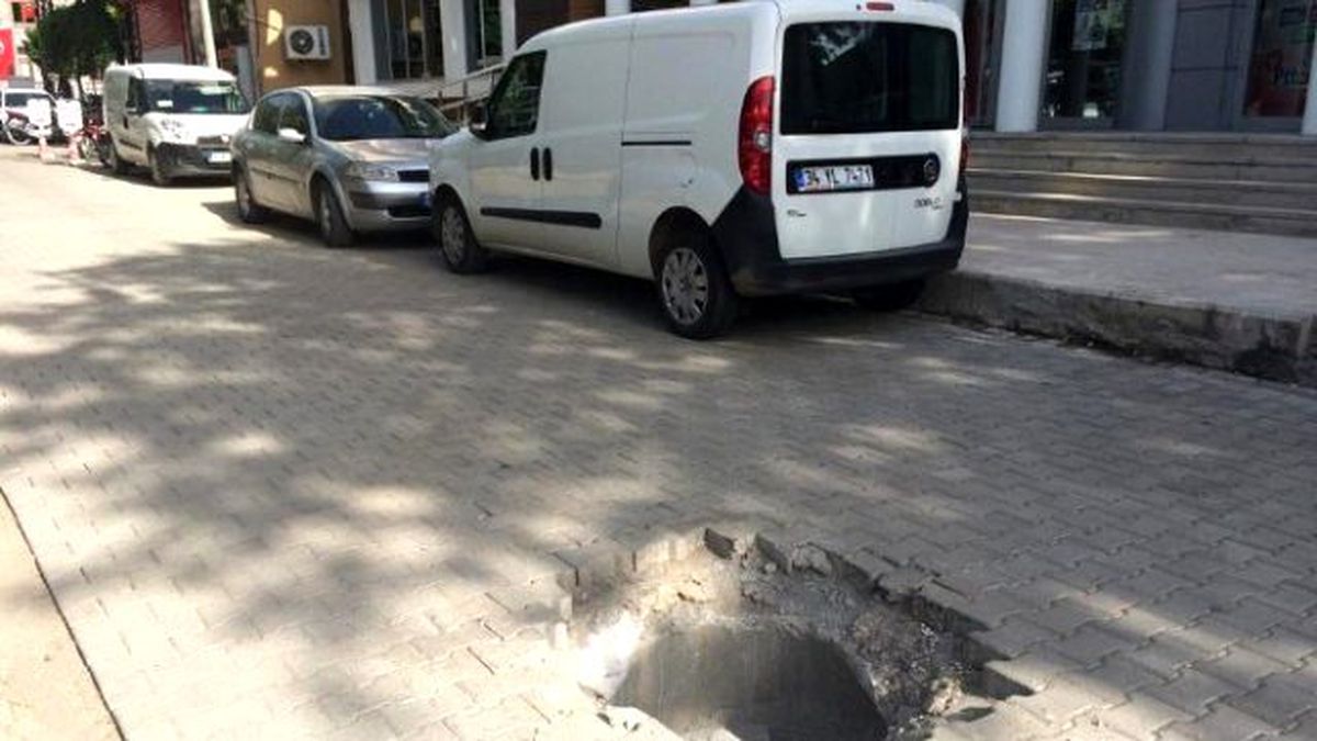 Viranşehir de Yol Ortasında Açık Rögar Tehlike Saçıyor