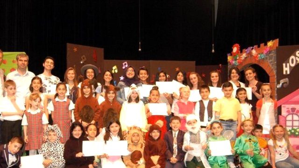 Adile Naşit Tiyatrosu\'nda Mezuniyet Coşkusu