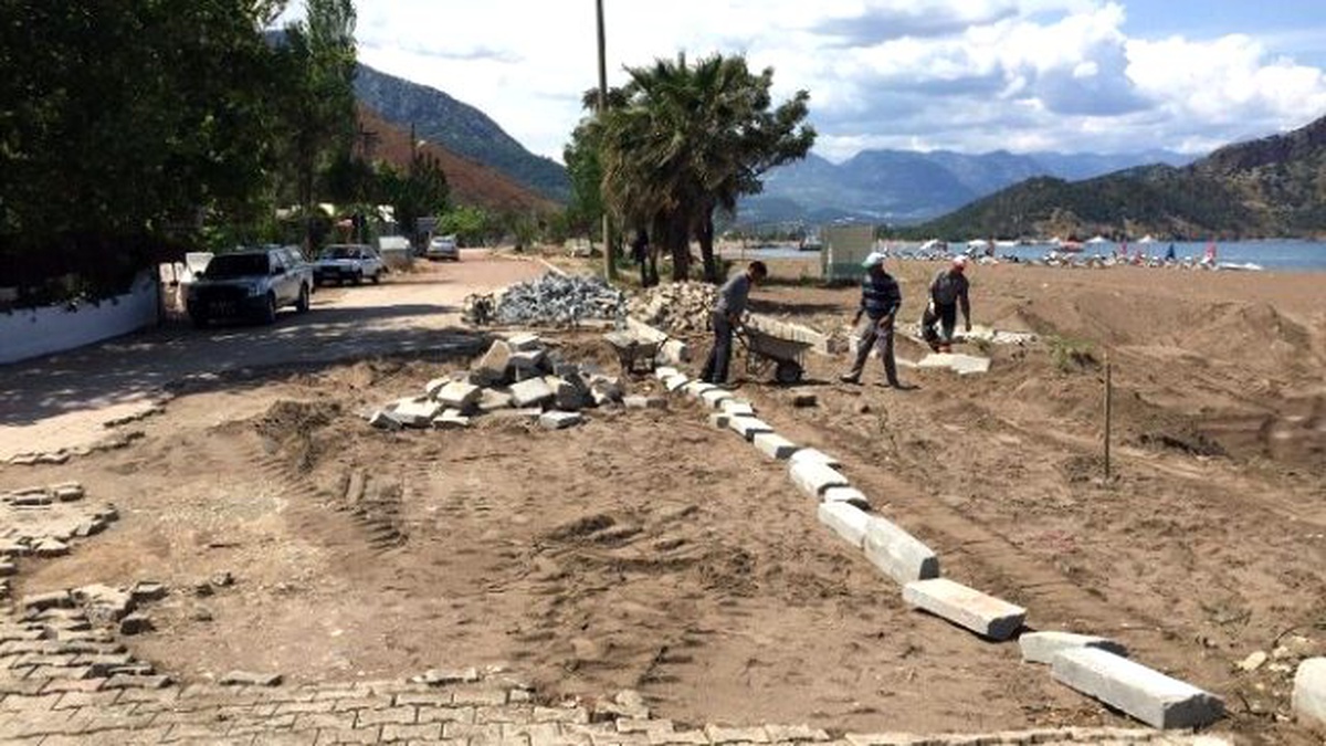 Adrasan\'da Bozulan Parkeler ve Yürüyüş Yolu Yenileniyor
