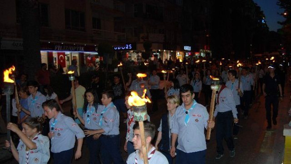 Aydın\'da Gençlik Yürüyüşü ve Fener Alayı