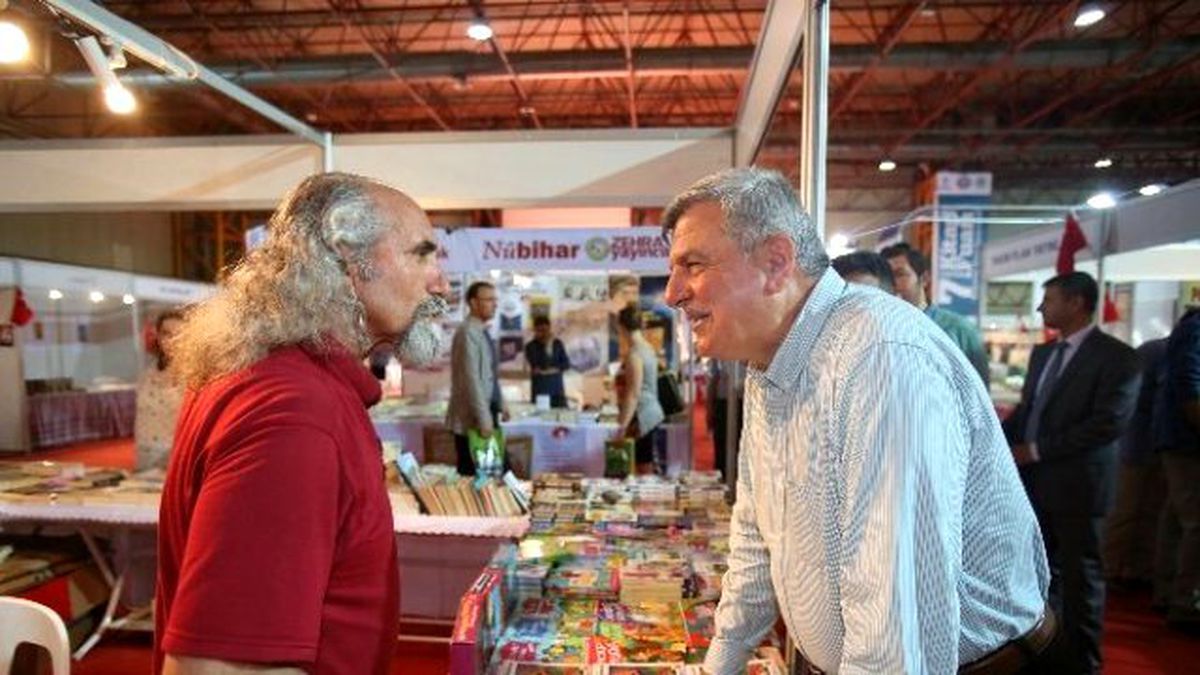 Başkan Karaosmanoğlu Fuarda Kitap Okudu