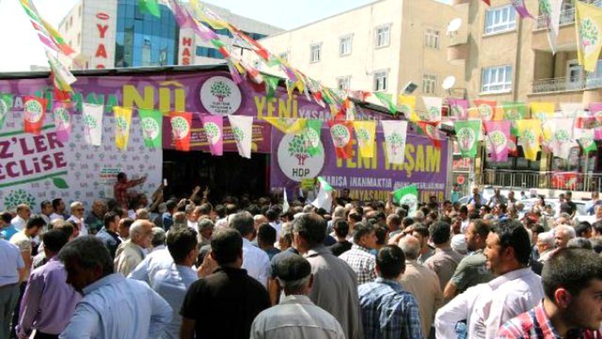 Batman\'da Ak Partili İl Genel Meclis Üyesi ve 47 Muhtar Hdp\'ye Katıldı