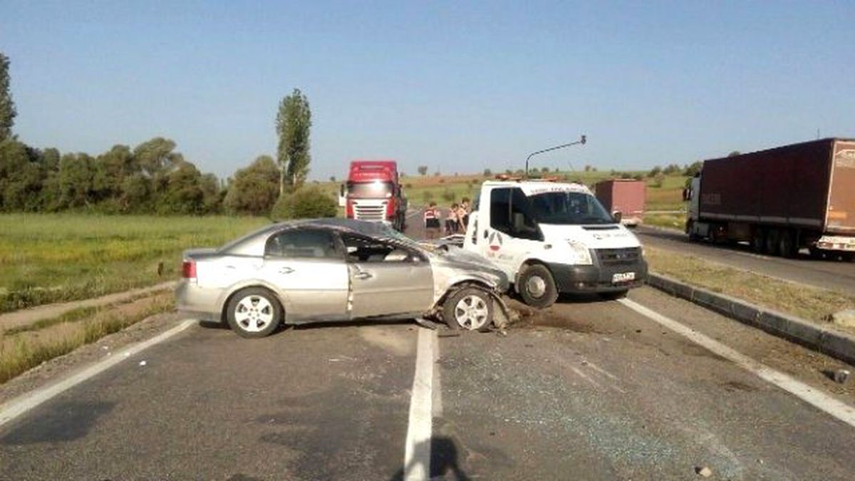 Beyşehir\'de Otomobil Takla Attı: 3 Yaralı