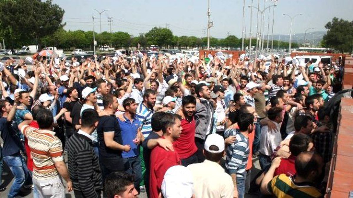 Bursa\'da Otomotiv İşçilerinin Eylemi Devam Ediyor