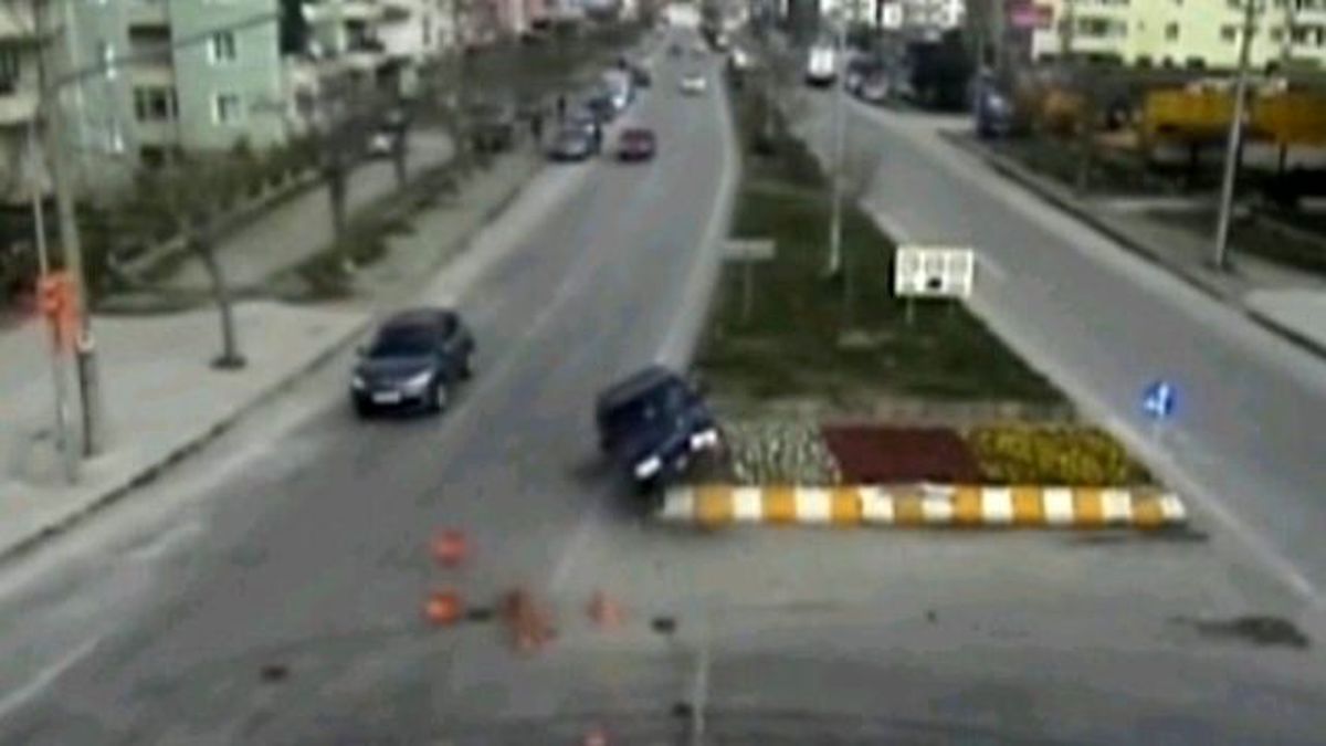 Çanakkale\'de Trafik Kazaları Mobese Kameralarına Yansıdı