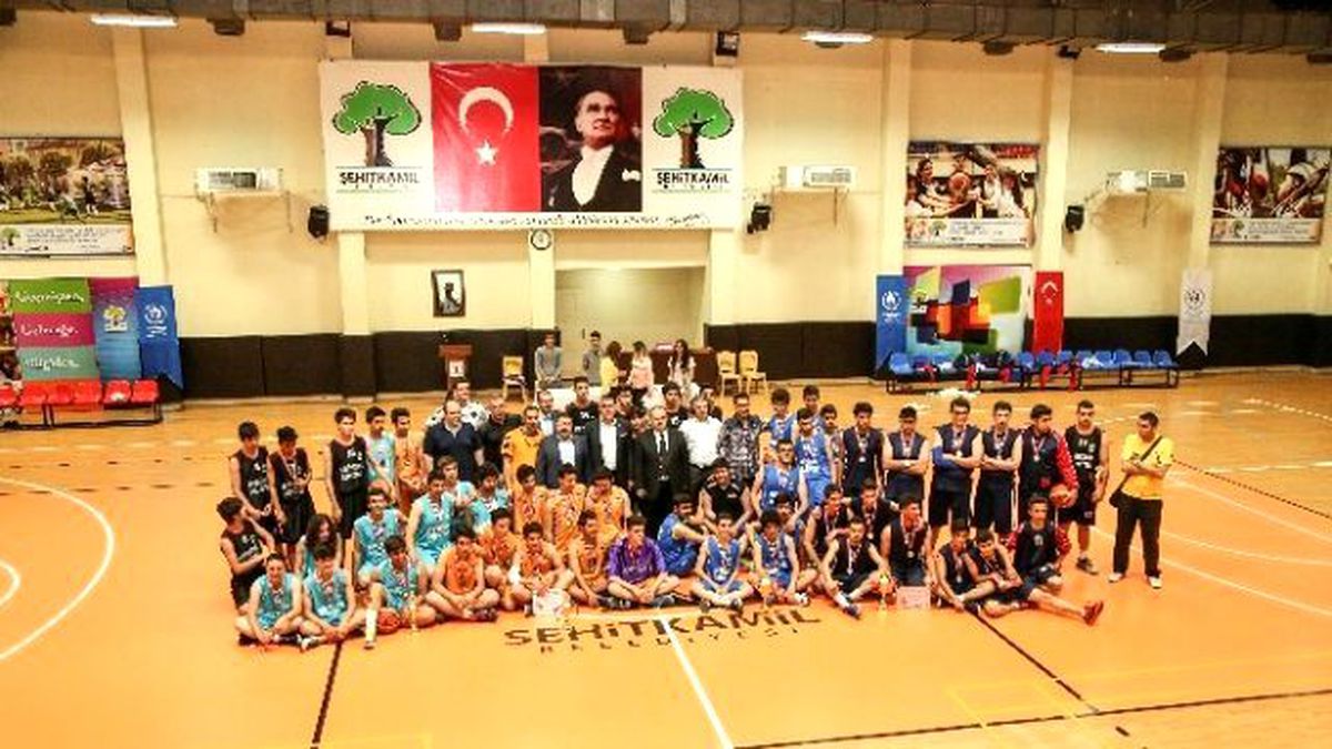 Dev Adamlar Şehitkamil\'de Şampiyonluğu Coşkuyla Kutladı