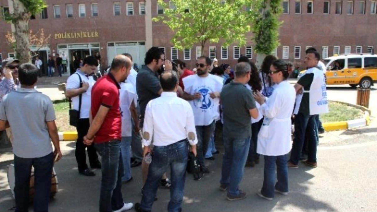 Diyarbakır\'da Sağlık Çalışanları İş Bırakma Eylemi Başlattı
