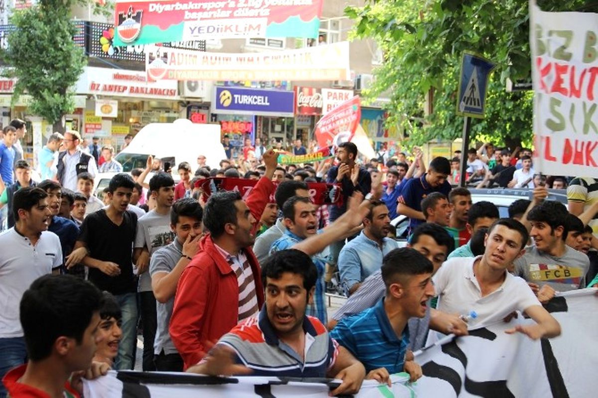 Diyarbakır\'da Taraftarlar Yine Sokağa Döküldü