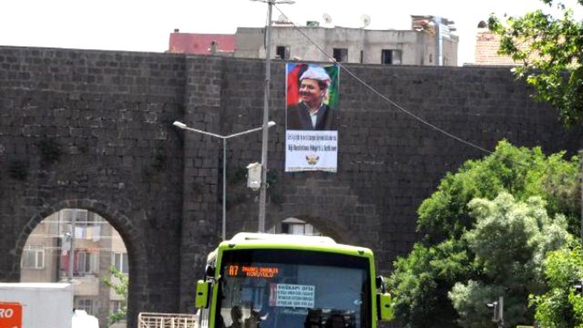 Diyarbakır Surlarına Barzani\'ye Destek Pankartı Asıldı