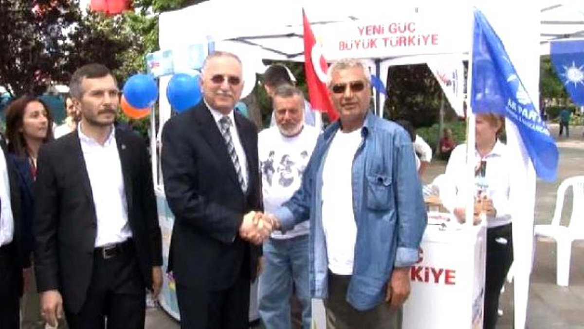 Ekmeleddin İhsanoğlu, Beşiktaş Meydanı\'nda AK Parti ve CHP Stantlarını Ziyaret Etti