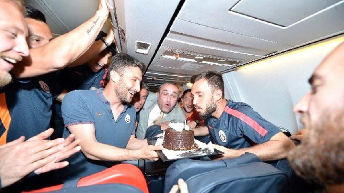 Emre Çolak\'a Uçakta Sürpriz Kutlama