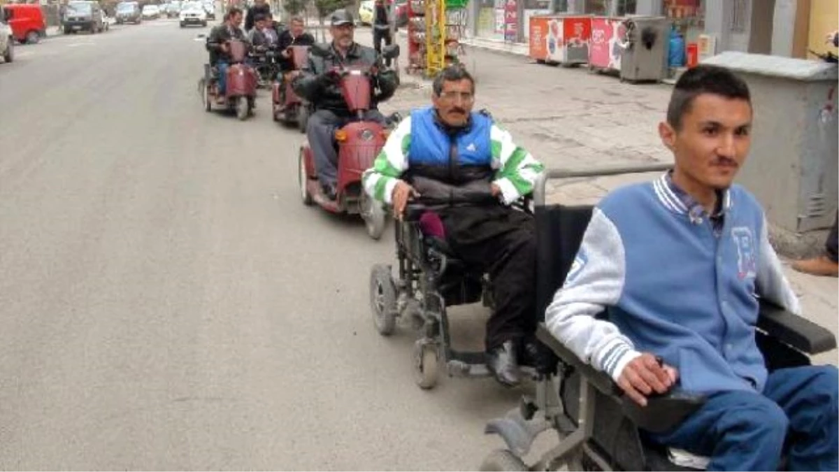 Engellilerden Tekerlekli Sandalyeli \'Farkındalık\' Turu