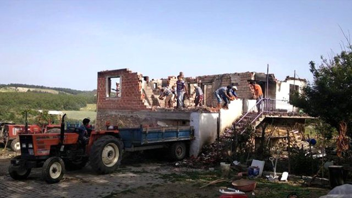 Evi Yanan Ailenin Yardımına Büyükşehir Koştu