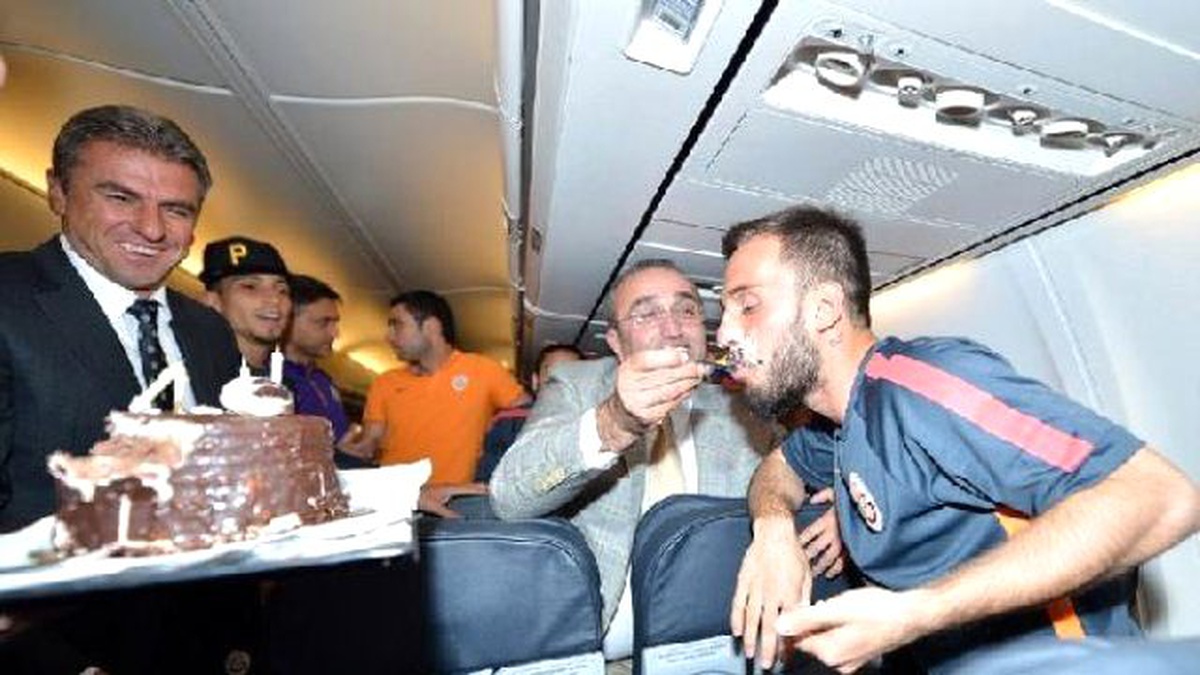 Galatasaraylı Emre Çolak\'a Uçakta Doğum Günü Sürprizi