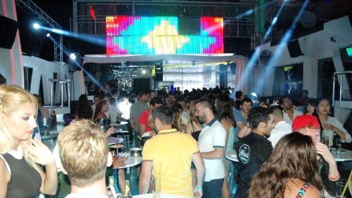 Geceleri Dj\'lik Yapan Ünlü İş Adamı Bodrum\'u Coşturdu