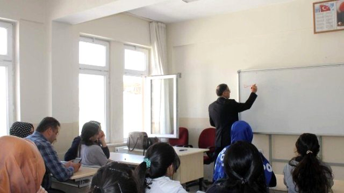 Gençlere \'Değerlerimiz\' Konulu Konferans Verildi