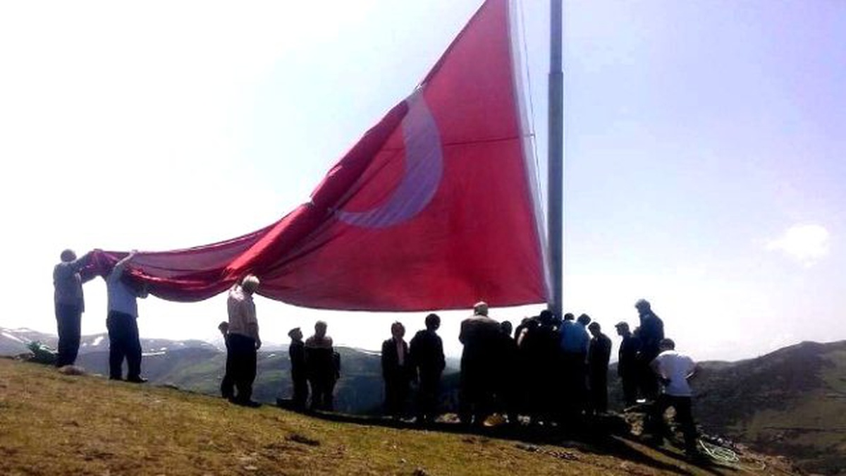 Şehit Savcı İçin 54 Metrekarelik Türk Bayrağı