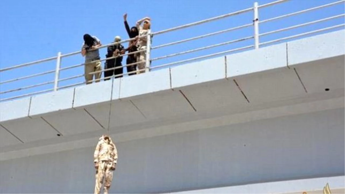 IŞİD, Başını Kestiği Irak Askerini Köprüde Sallandırdı