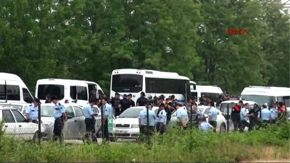 Kocaeli - Üretimin Durdurulduğu Ford Otosan Önünde, İşçiler Eylem Yaptı