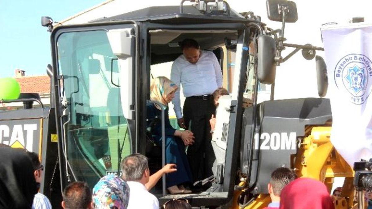 Konya Büyükşehir\'den Beyşehir\'e İş Makinesi Desteği