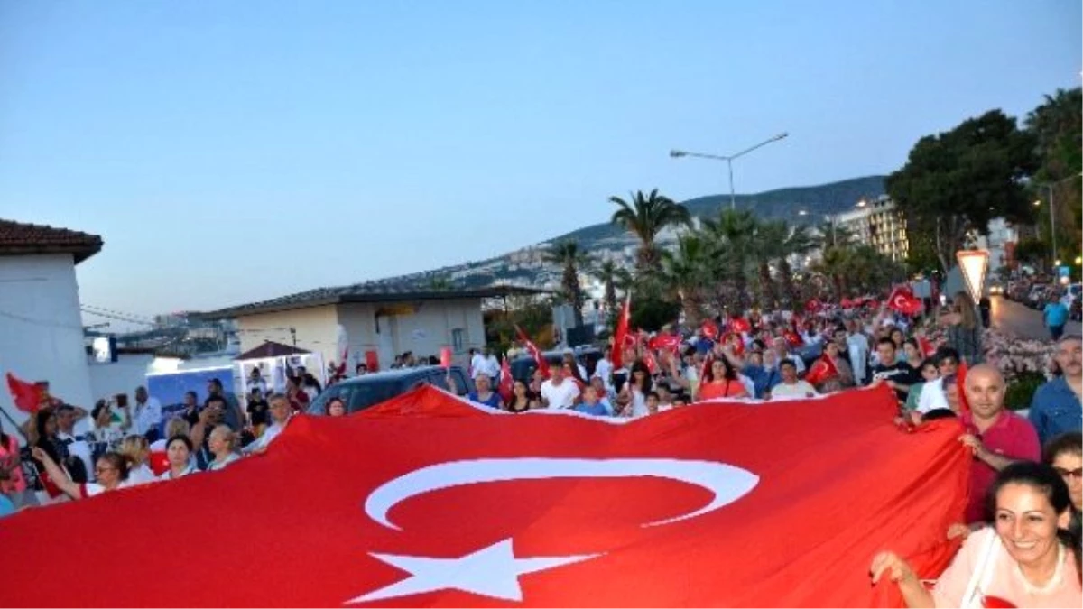 Kuşadası\'nda Atatürk\'ü Anma Yürüyüşü