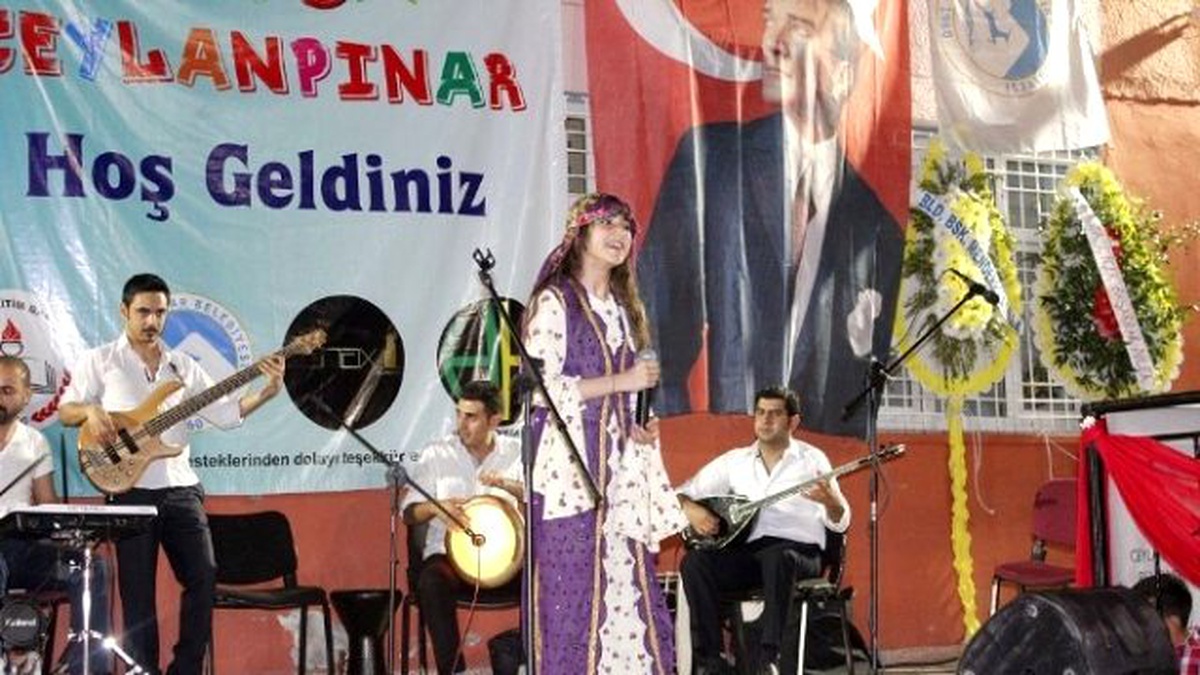 Minikler Büyükleri Eğlendirdi