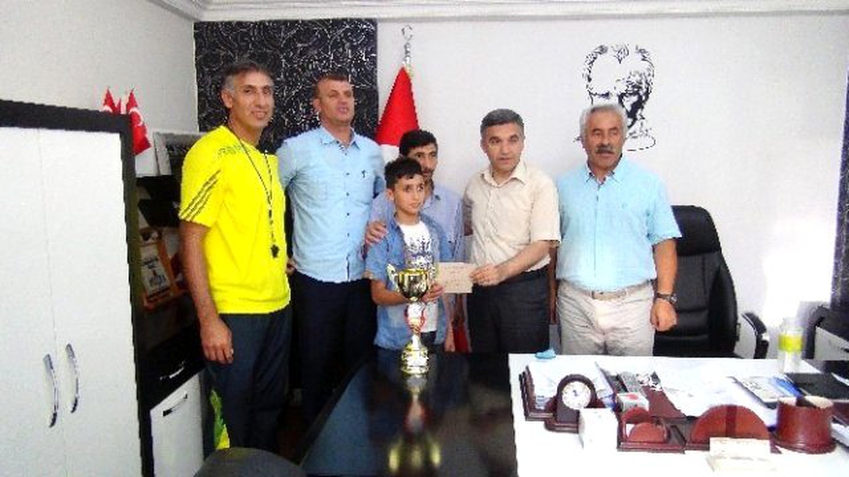 Öğretmenler Turnuvadan Kazandıkları Para Ödülünü Engelli Öğrenciye Bağışladı