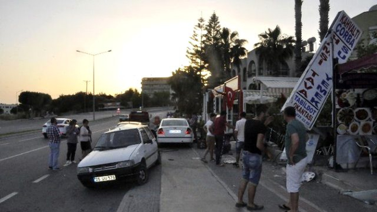 Önce Motosiklete Ardından Otomobile Çarptı