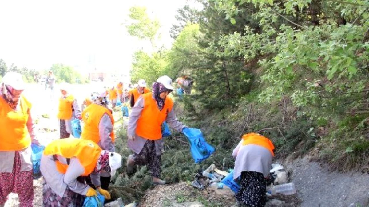 Orman Bölge Müdürü ile Basın Mensupları Çöp Topladı