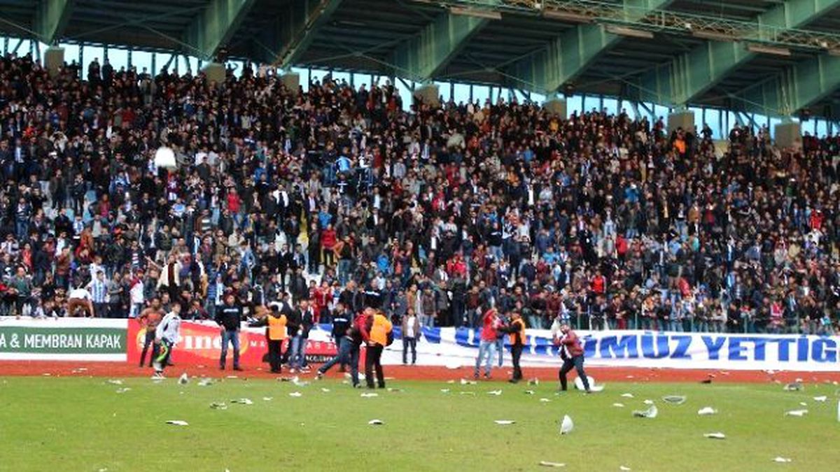 Seyircilerin Savaş Alanına Döndürdüğü Maçın Cezası Belli Oldu