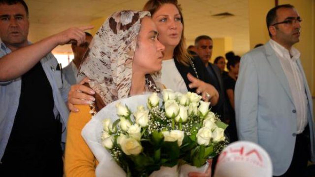 Sibel Can, Yaşam Savaşı Veren Mutlu Kaya\'yı Ziyaret Etti (2)