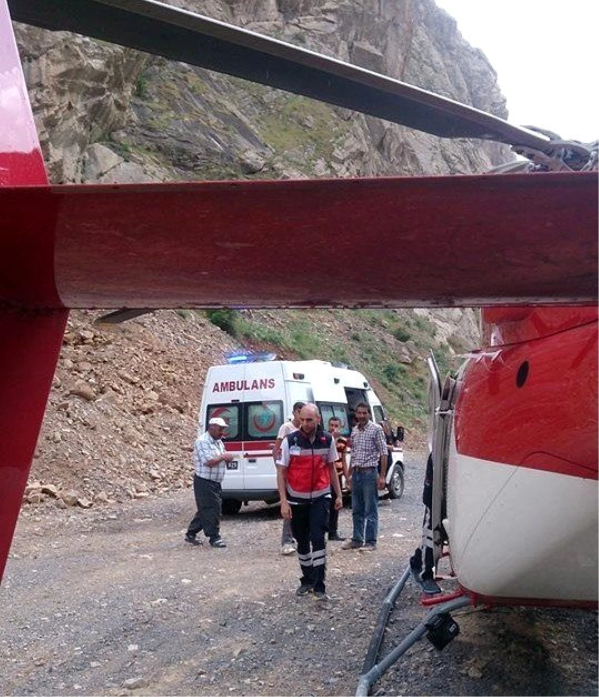 Ambulans Helikopter Karayoluna İndi