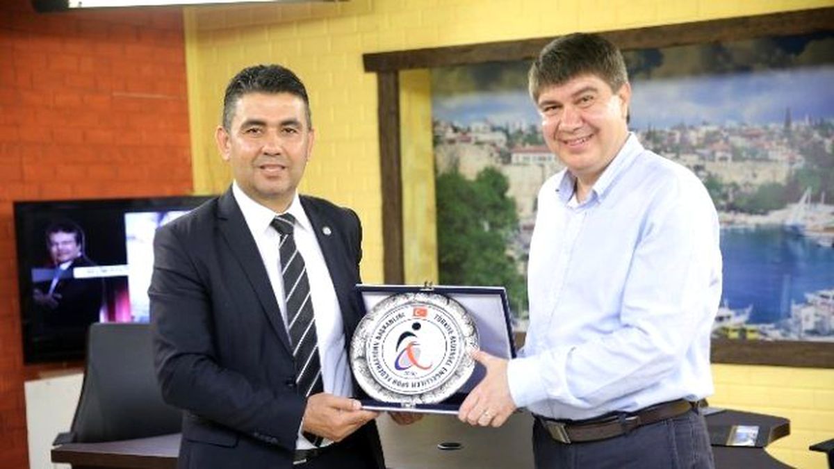 Başkan Türel\'e Anlamlı Plaket