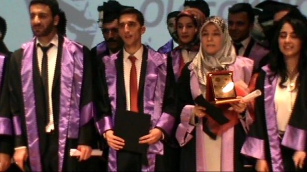 Diplomasını Torununun Elinden Aldı