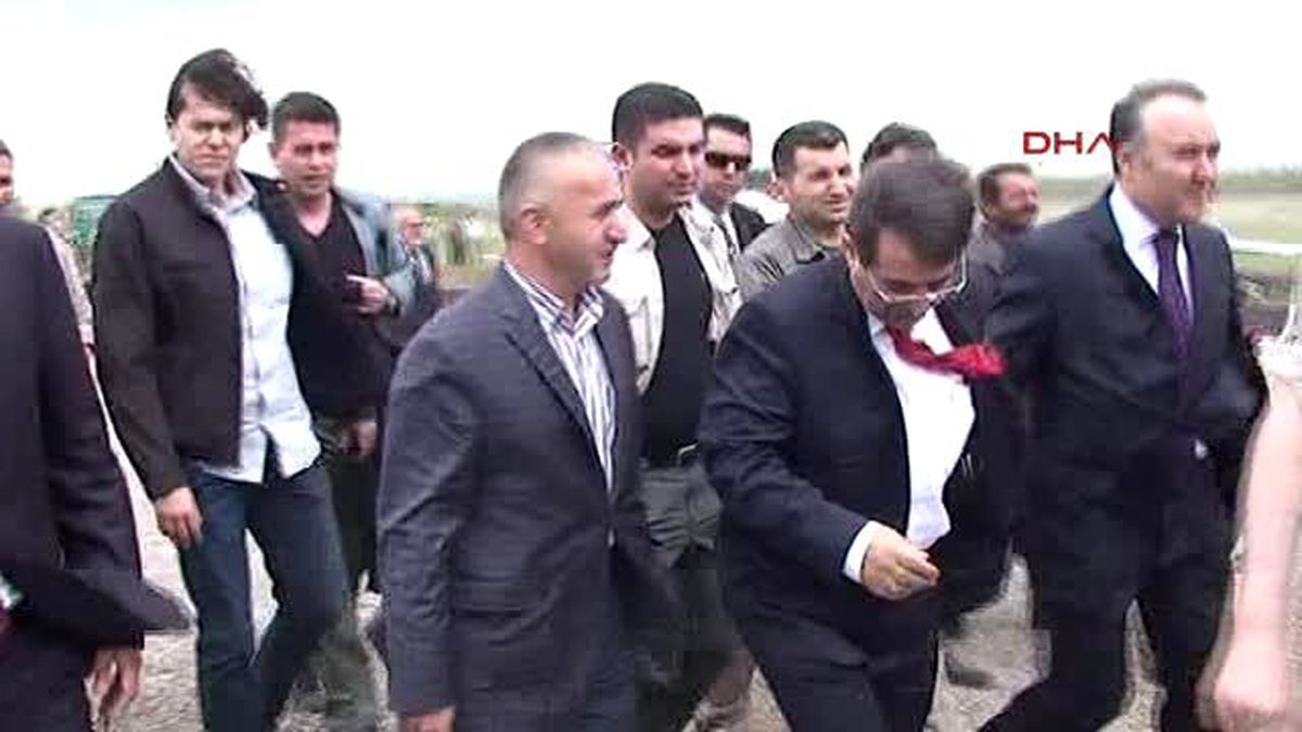 Erzurum Bakan Güllüce\'ye Yağmur Altında Koruma