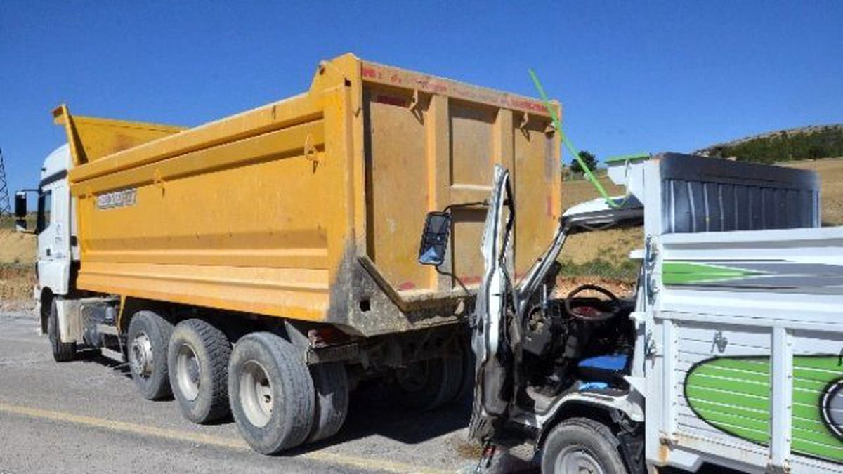 Kamyonet, Kamyona Arkadan Çarptı: 2 Yaralı