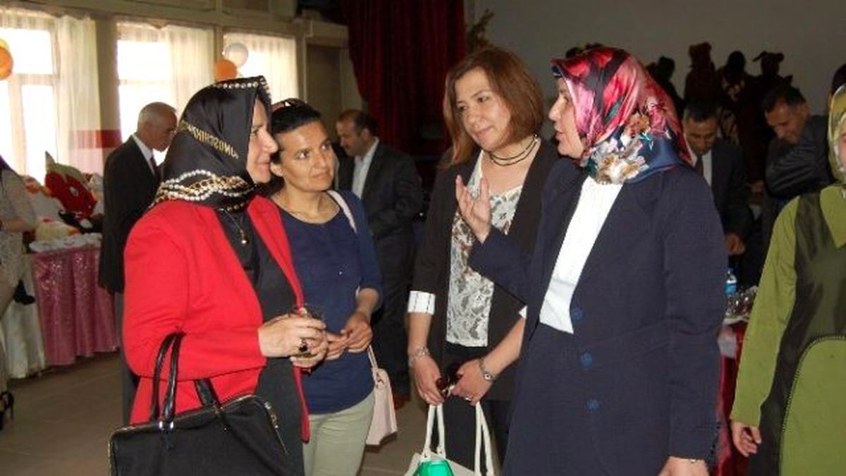Kız Öğrencilerinden Yılsonu Sergisi