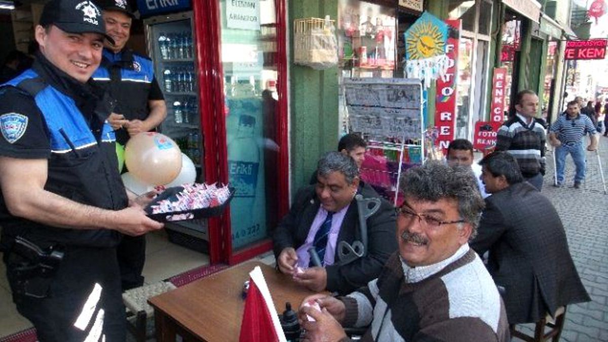 Polis Engellilere Lokum Dağıttı